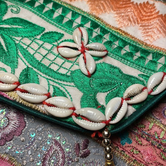 New! Embellished Embroidered tapestry purse - Picture 3 of 8